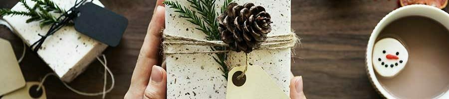 Beauty- und Wellnessgeschenke mit Aufklebern versehen
