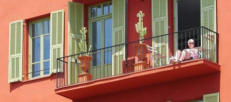 Wohlbefinden: Auf dem Balkon sonnen