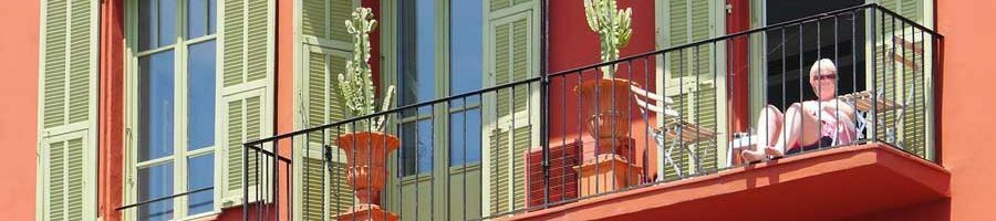 Wohlbefinden: Auf dem Balkon sonnen